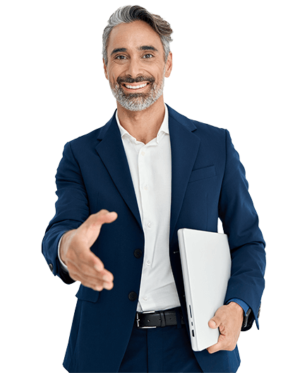 Reclutador senior saludando para iniciar proceso de entrevista ejecutiva