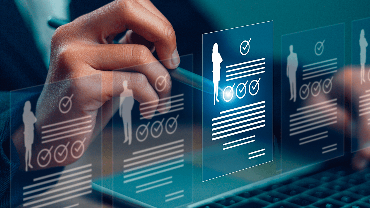 Selección digital de perfiles laborales en interfaz tecnológica desde laptop