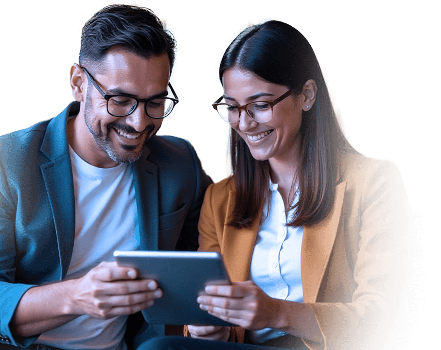 Colaboradores revisando resultados de evaluación NOM035 en tableta digital